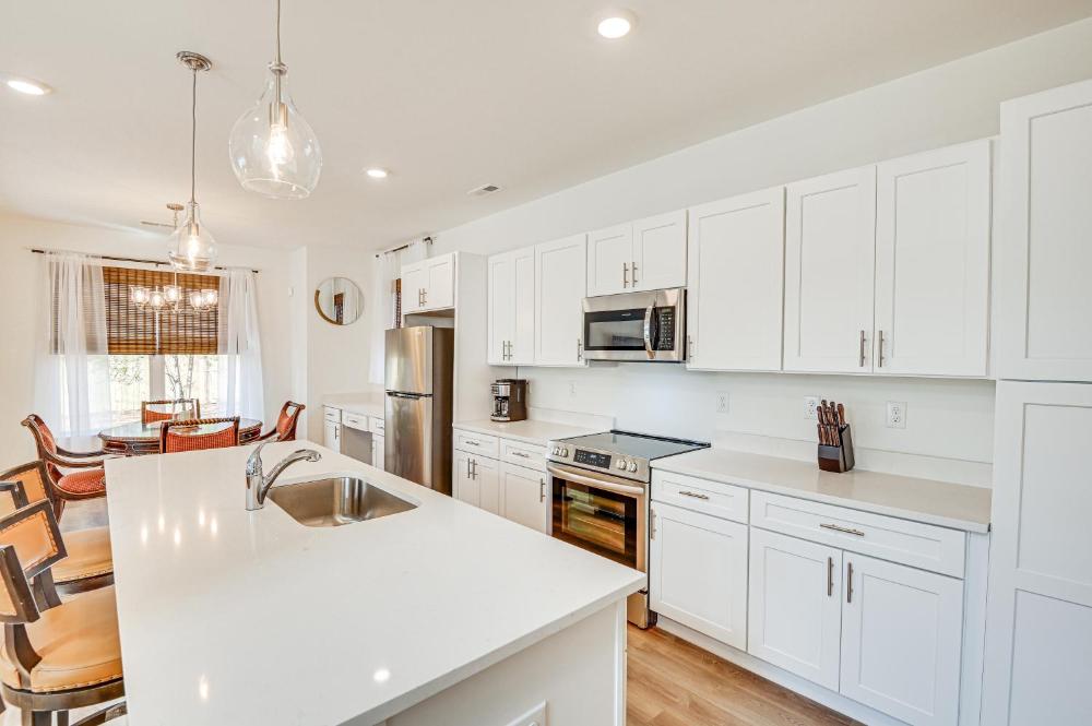 Charming Charlotte Townhome 6 Mi to Downtown!